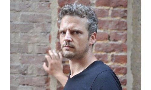 YÖNETMEN SEREN YÜCE, ŞİŞLİ'DEKİ EVİNDE SİLAHLI SALDIRIYA UĞRADI